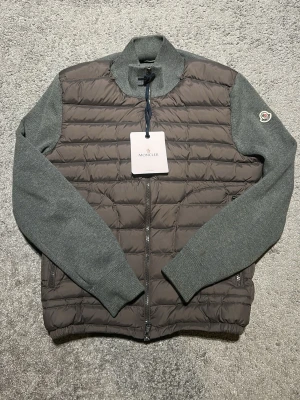 Moncler Cardigan  - En helt ny och oanvänd Moncler cardigan i färgen grå. Den är i storleken M. Priset kan eventuellt diskuteras.
