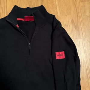 Hugo half zip - Hugo, half zip storlek M. Mycket bra skick! Nypris 1300kr, mitt pris 500kr. Hör av dig vid funderingar!