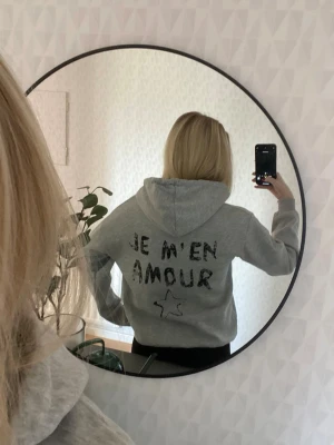 Grå hoodie - Grå hoodie med text ifrån Gina Tricot. Helt oanvänd och sitter som en xs/s