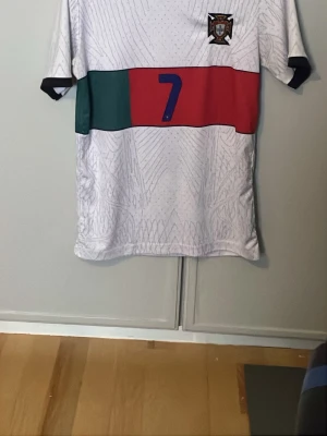 Ronaldo T-shirt  - En tröja i storlek S. Har använts få antal gånger och är i mycket god kvalitet. Materialet är som träningskläder men har använts som en vardagströja