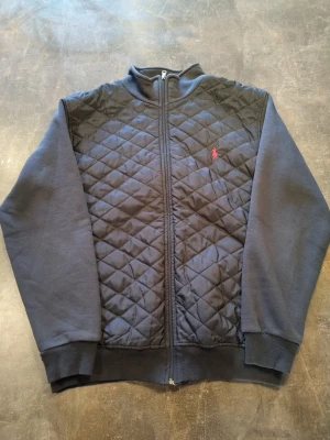 Ralph Lauren Cardigan  - Fin, jättebra skick. Rekommenderas dock att köpa på vinted där frakten är billigare. Pm för vinted. Passar L