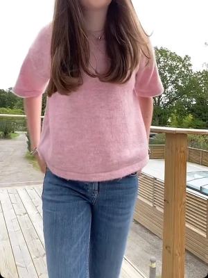 Rosa stickad tröja från Selected Femme - Mysig ljusrosa stickad tröja från Selected Femme med korta ärmar. Använd några gånger men inga hål eller fläckar 