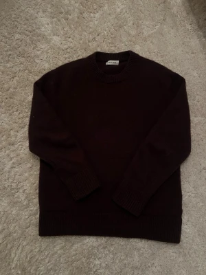 Burgundy kashmirtröja Soft Goat - Säljer en burgundy stickad tröja från Soft Goat i mjuk kashmir. Tröjan har rund hals, ribbade muddar och lång ärm. Perfekt för dig som gillar stilrena och klassiska plagg med lyxig känsla. Fråga gärna om fler bilder eller mått!