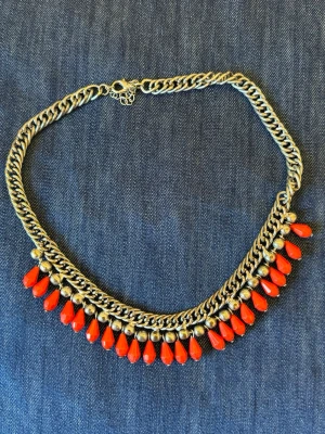 Halsband  - Halsband med röda droppformade pärlor. Köpt flera år sedan så säljs nog inte längre. 