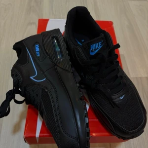 Nike Air Max svart/blå sneakers - Hej, säljer dessa nike skor som är ej använda och boxen finns med. Dem är i storlek 43 för men