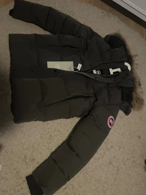 Canada gosse jacka  - Säljer en helt ny Canda gosse jacka wyndham red label, storlek S. Helt ny aldrig använd prislapp med mera ingår. Hör av er vid frågor och funderat Med vänlig hälsning, Manuel 