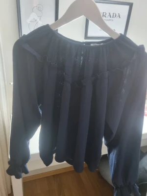 Snygg blus från Kappahl  - Säljer en mörkblå blus från Kappahl i storlek 158/164 💓 