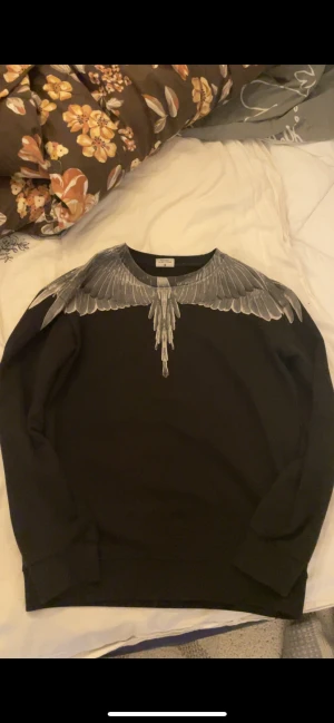 Marcelo burlon sweatshirt  - Säljer min Marcelo burlon sweatshirt pga för liten  storlek L men passar M