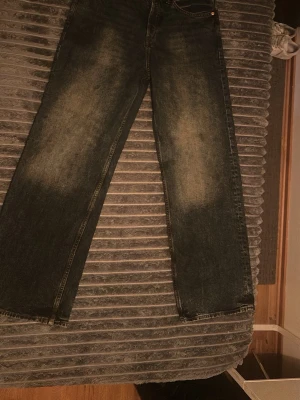 Straight loose fit jeans från H&M - Säljer ett par straight loose fit jeans från H&M i storlek 31/32. De är mörkblå och har en rak och loose passform. Materialet är klassisk jeans och de har en cool, lite tvättad look som ger en avslappnad vibe.