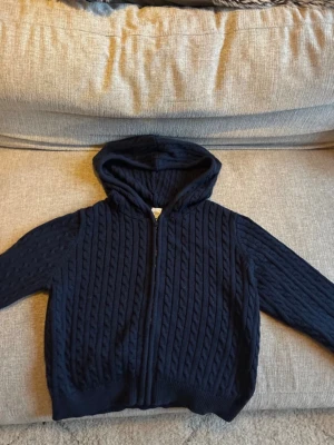 Marinblå luvtröja med dragkedja  - Marinblå luvtröja med mönster och dragkedja  från Lindex. Storlek 146/152, använda fåtal gånger. Jättebra skick.