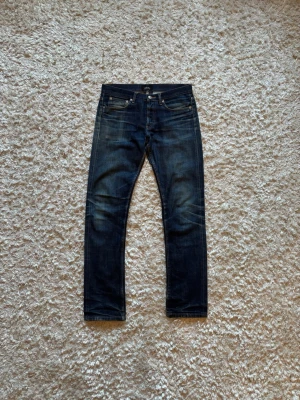 Apc selvedge jeans petit standard - Snygga selvedge jeans från apc, de är använda vilket gett de den snygga faden men fortfarande i toppskick.  Mått: Hela längden: 103 cm Innerben: 81 cm Midja: 40 cm Benöppning: 18 cm