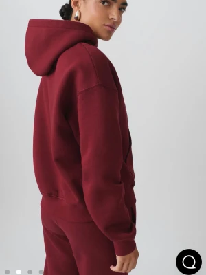 Gina tricot hoodie  - Vinröd hoodie från Gina tricot. Knappt använd, inga defekter, storlek S. Alla storlekar i denna färg är slutsålda på hemsidan. Mysigt material på insidan. 
