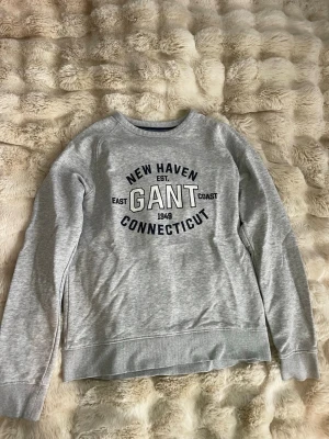 Gant tröja  - Hej! Säljer denna tröja från Gant. Använd några gånger men den är i bra skick. Ordinarie pris 900 kr. Storlek 158/164. 