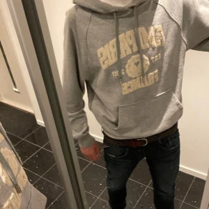 Grå hoodie från AMI Paris - Säljer en snygg grå hoodie från AMI. Den är i bra skick och i storlek medium