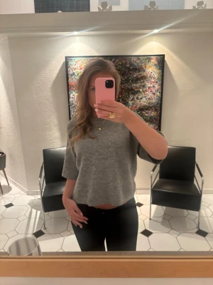 Grå stickad  - Mysig grå stickad topp med croppad passform och halvlånga ärmar. Perfekt för dig som gillar en enkel men trendig look💕