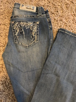 Ljusblå Grace Bootcut jeans - Fina ljusblåa bootcut jeans från ”GRACE in LA” i storlek 28. Säljs pga att de är för stora och att de inte kommer till användning då💕. Hör av dig om du är intresserad!