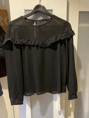 Svart volang blus  - Jag säljer en svart volang blus ifrån only. Blusen är perfekt för festliga tillfällen och passar med allt. Blusen har sällan används och är i mycket bra skick.💗