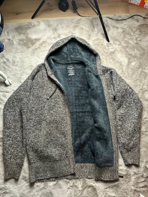 Pälsfodrad kofta  - Väldigt fint skick. Den sitter som en M finns bild med den på. Tveka inte på att ställa frågor 