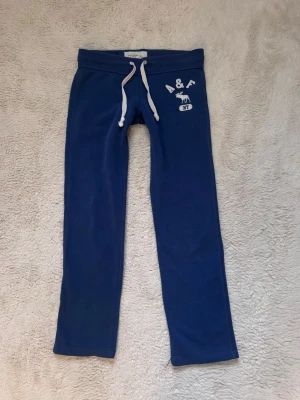 Blå lågmidjade mjukisbyxor Abercrombie & Fitch  - Blå lågmidjade mjukisbyxor i storlek xs ifrån Abercrombie & Fitch, Innerbenslängden är 74cm! 