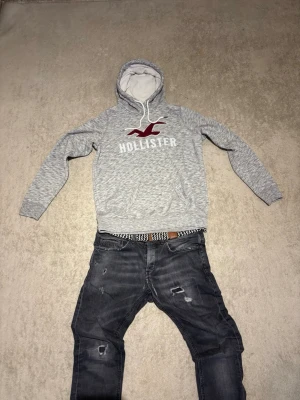 Hoodie från Hollister - Säljer denna feta hoodien från Hollister. Jätteskönt och mjukt material. Perfekt till en chill men snygg outfit
