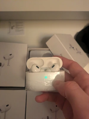 AirPods Pro  - ✨ Samma kvalitet – till ett ännu bättre pris! ✨        Just nu kostar produkten endast 289 kr  Självklart erbjuder vi enkla returer om du inte skulle vara helt nöjd  📩 Skicka ett PM till mig så berättar jag mer och hjälper dig vidare!