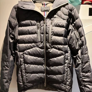 Peak performance vinterjacka - Säljer en rätt så skön peak performance jacka i bra skick. Nypris 2000. Jackan är i torlek S och använd bara ett par gånger  använd.Pris kan diskuteras lite