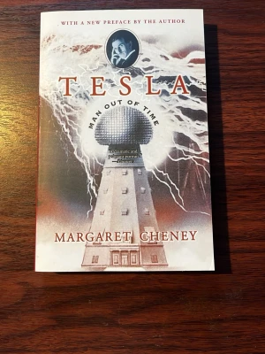 Tesla: Man Out of Time - Upptäck den fascinerande historien om Nikola Tesla, geniet som förändrade världen med sina uppfinningar. Perfekt för unga vuxna som gillar vetenskap, teknik och inspirerande livsöden. Boken bjuder på dramatik, innovation och en unik inblick i Teslas liv.