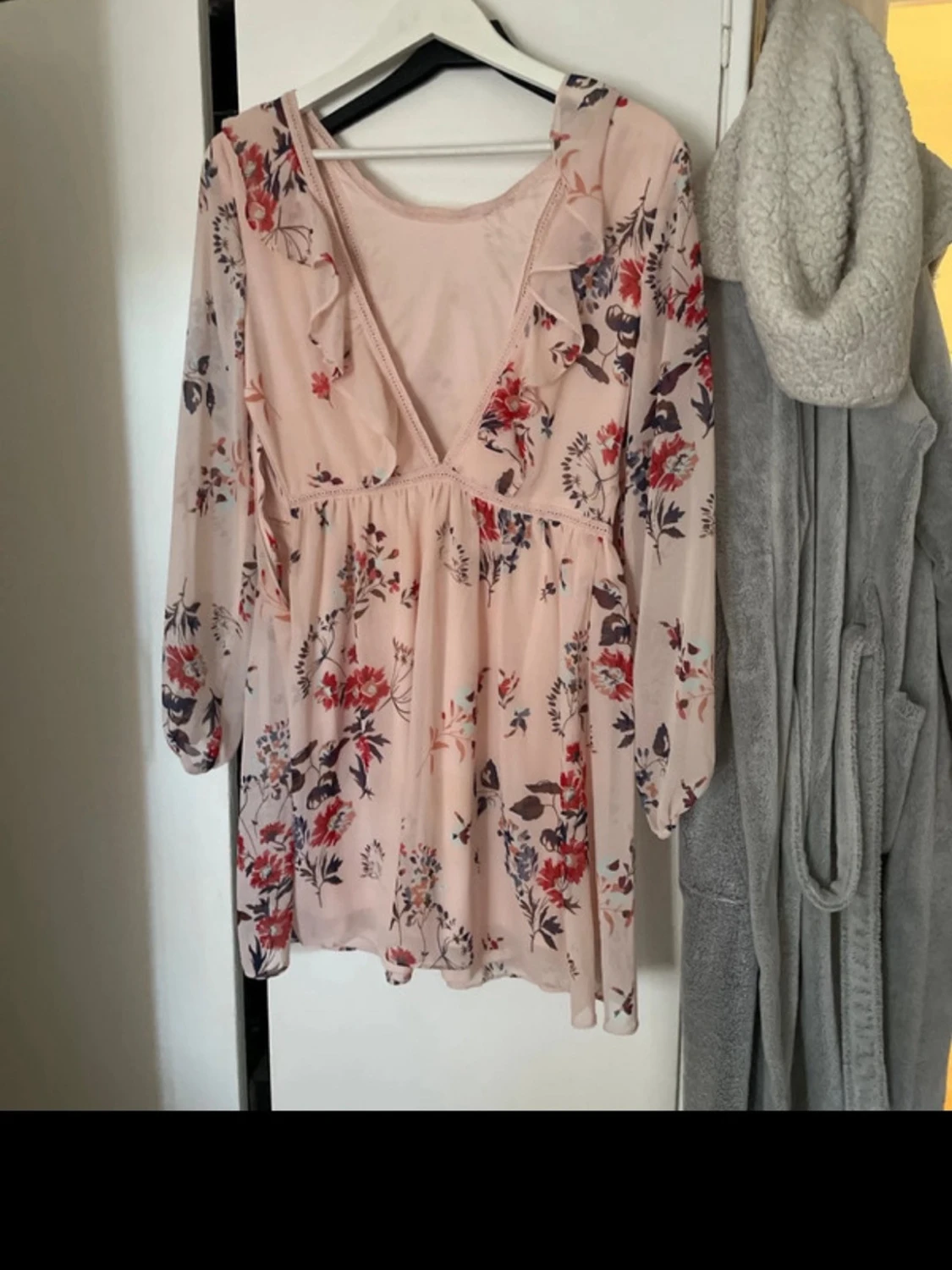 Ljusrosa blommig kortklänning med volang - 1