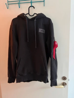 Alpha Industries hoodie  - Snygg och trendig hoodie ifrån det kända märket Alpha Industries.  Snygg till både jeans och träningsbyxor ✨