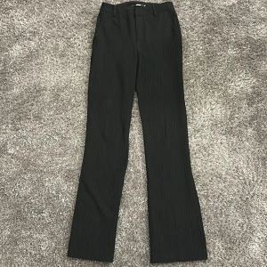 Svarta randiga kostymbyxor - Fina kostymbyxor i befintligt skick❤️finns en liten defekt inuti ena benet, skriv privat för fler bilder, nypris: 500 SEK