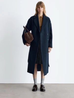 Mörkblå lång ullkappa med bälte från & other stories - Säljer min mörkblå kappa i ull med klassisk krage och knäppning framtill ifrån & other stories. Kappan är lång, har bälte i midjan och djupa fickor. Stl: M💕