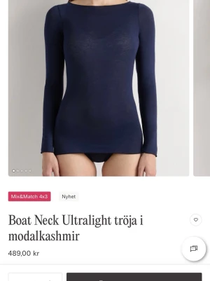 Mörkblå intimissimi tröja  - Mörkblå intimissimi tröja med båtringning och långa ärmar. Tillverkad i en ultralätt mix av modal och kashmir som känns riktigt mjuk mot huden. Perfekt för lager på lager och funkar året runt. Bra skick, dock ett litet lite knappt synligt hål längst ner på armen, kan skicka bilder! Annars som ny❣️Därav priset❣️nypris 489kr
