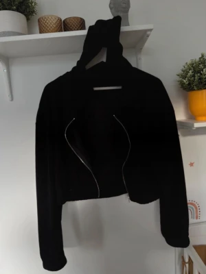 Kapuschontröja - Huvtröja/hoodie i mycket fint skick 👕✨ Använd endast 1–2 gånger Bekväm och stilren Snabb leverans 🚚⚡