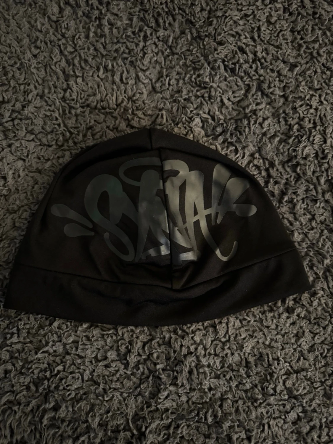 Svart mössa med graffiti-tryck