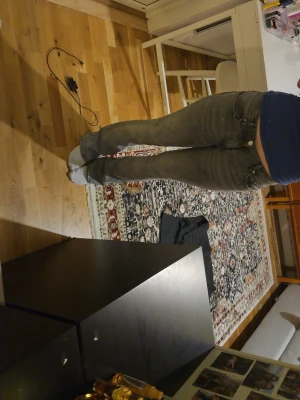 Lågmidjade bootcut jeans - Säljer ett par lågmidjade bootcut jeans i grå kulör.