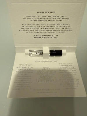 Creed 1760 parfymprov 1ml  - Lyxig parfymprov från Creed, ett ikoniskt märke grundat 1760. Perfekt storlek för att testa eller ha med sig. Handgjord med naturliga ingredienser och exklusiv känsla. Snygg och stilren förpackning.