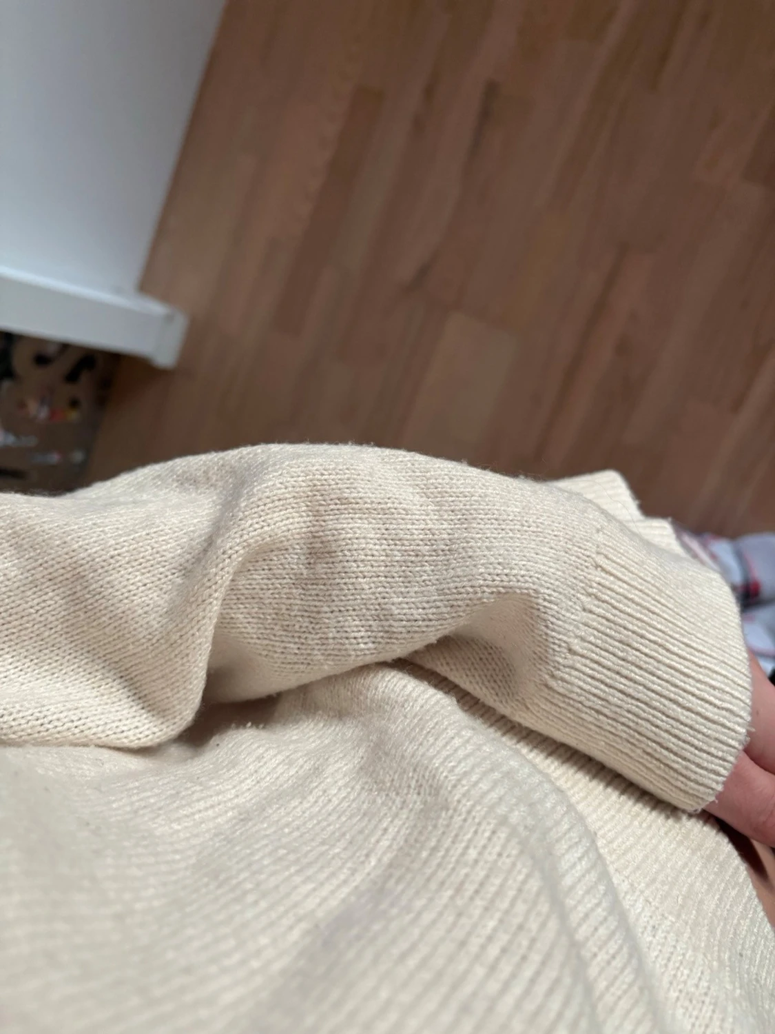 Beige stickad tröja med vida ärmar - 2