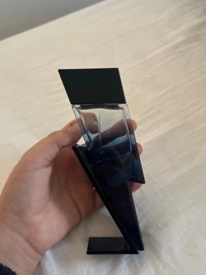 Bad Boy Cobalt EdP 50ml - .Bad Boy Cobalt Eau de Parfum Electrique från Carolina Herrera. Flaskan rymmer 50 ml och är tillverkad i Spanien. Snygg design som sticker ut och passar dig som gillar att synas. OBS kartong kommer inte med! säljs pga jag inte har mycket pengar. För mer info om den kan du kolla Vinted där jag heter S1nanyy också!