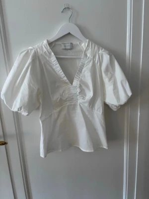 Neo noir blus - Säljer denna neo noir blusen som inte kommer till användning, har aldrig använts och är i jättefint skick. Skriv vid frågor💗