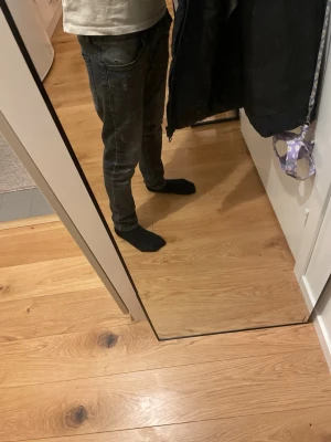 Mörkgrå skinny jeans med slitningar - | Säljer ett par mörkgrå skinny jeans med coola slitningar och tvättade detaljer | Vet ej storlek men passar runt 150-160 cm lång | Möts upp i Stockholm | Katt i hemmet |