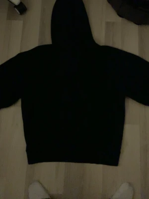 Svart och simpel hoodie - En svart och simpel hoodie den passar bra om man vill ha streetwear stilen, väldigt simpel och clean