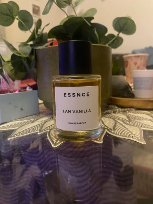 ESSNCE I Am Vanilla parfym - Modern Eau de Parfum med stilren design och tydlig vaniljprofil. Perfekt för dig som vill sticka ut med en unik doft. Volym och ingredienser framgår ej på flaskan. I princip oanvända endast sprejat för att dofta, säljer då den inte kommer till användning 