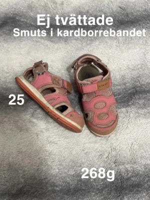 Rosa sandaler från Kavat, storlek 25 - Säljer ett par rosa sandaler från Kavat med öppna partier och kardborreband. Skorna har detaljer i mesh, samt en rund tå och platt sula. Perfekta för varma dagar och lätta att ta på tack vare kardborreknäppningen.🌸 Fint använt skick. Ej tvättade. Smuts i kardborrebandet. Storlek 25
