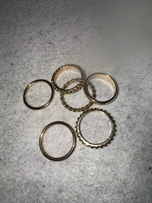 6st guldfärgade ringar - Osäker på storleken men passar mig som brukar ha small i ringar💕
