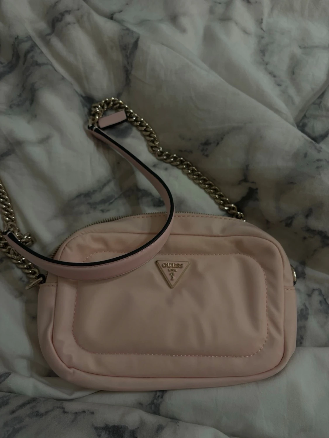 Ljusrosa axelväska från Guess - 1