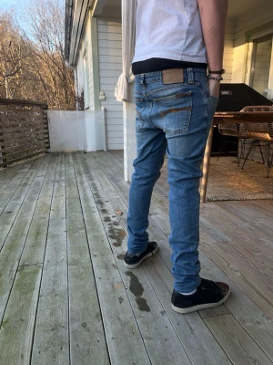 Nudie jeans - Tja, säljer dessa feta Nudie jeans storlek W29 L32🙌Modell: Skinny Lin. Jeansen är i SUPERSKICK!! De är uppsydda i benen men som enligt mig endast gör de SNYGGARE😍Pris är självklart diskuterbart😊