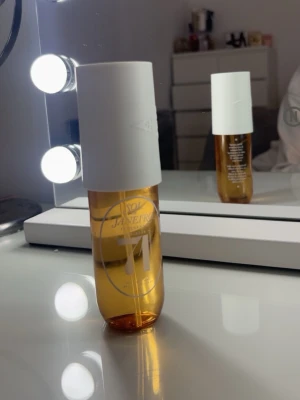 Sol de Janeiro 71 Perfume Mist - En body mist med dekadenta noter av karamelliserad vanilj, rostad macadamia och tonkaböna. Perfekt för dig som vill ha en söt och varm doft som sticker ut och känns modern.