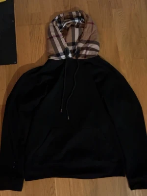Burberry hoodie  - En riktigt snygg burberry hoodie perfekt i passform!
