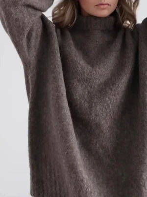 Zara brun stickad polotröja i ull - Mysig brun polotröja med hög krage och långärmad modell. Tröjan är stickad i ull och har en loose passform med ribbade muddar vid hals, ärmslut och nederkant. Perfekt för kyliga dagar och enkel att styla med jeans eller kjol.