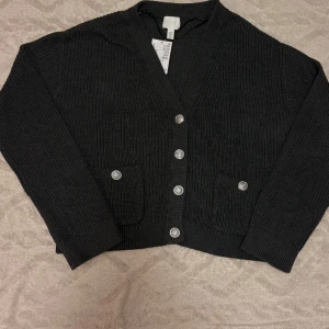 Kofta  - Stilren grå kofta med guldknappar från H&M, storlek M. Helt ny och oanvänd med prislapp kvar. Pris: 100 kr ✨